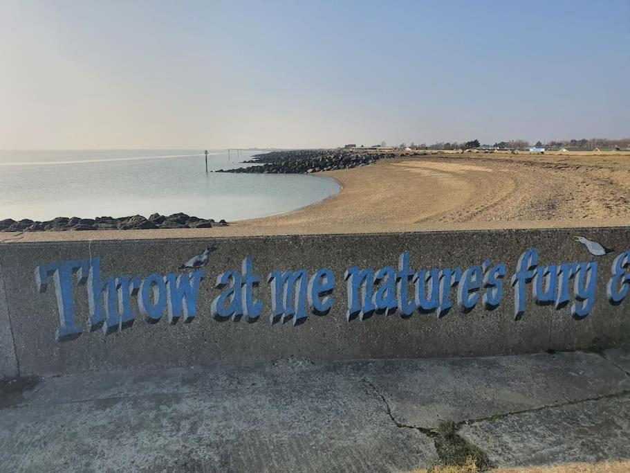 Awave From It All - Escape The City Life Jaywick Sands Dış mekan fotoğraf