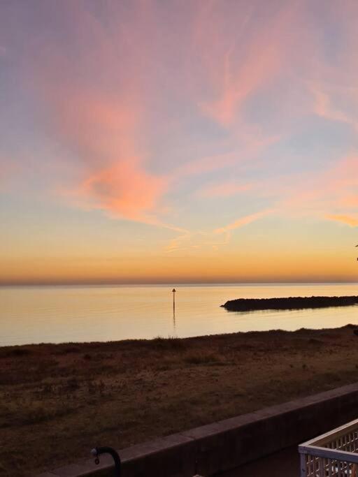 Awave From It All - Escape The City Life Jaywick Sands Dış mekan fotoğraf